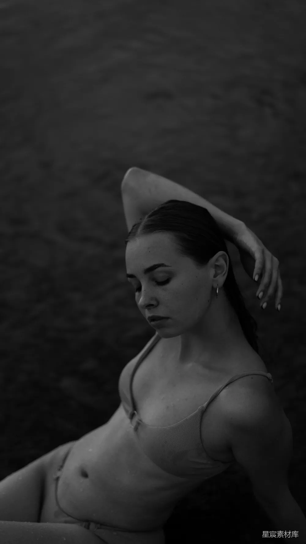 高清摄影 黑白摄影 海滩 女性 静谧 艺术 黑白静谧的海滩女性写真