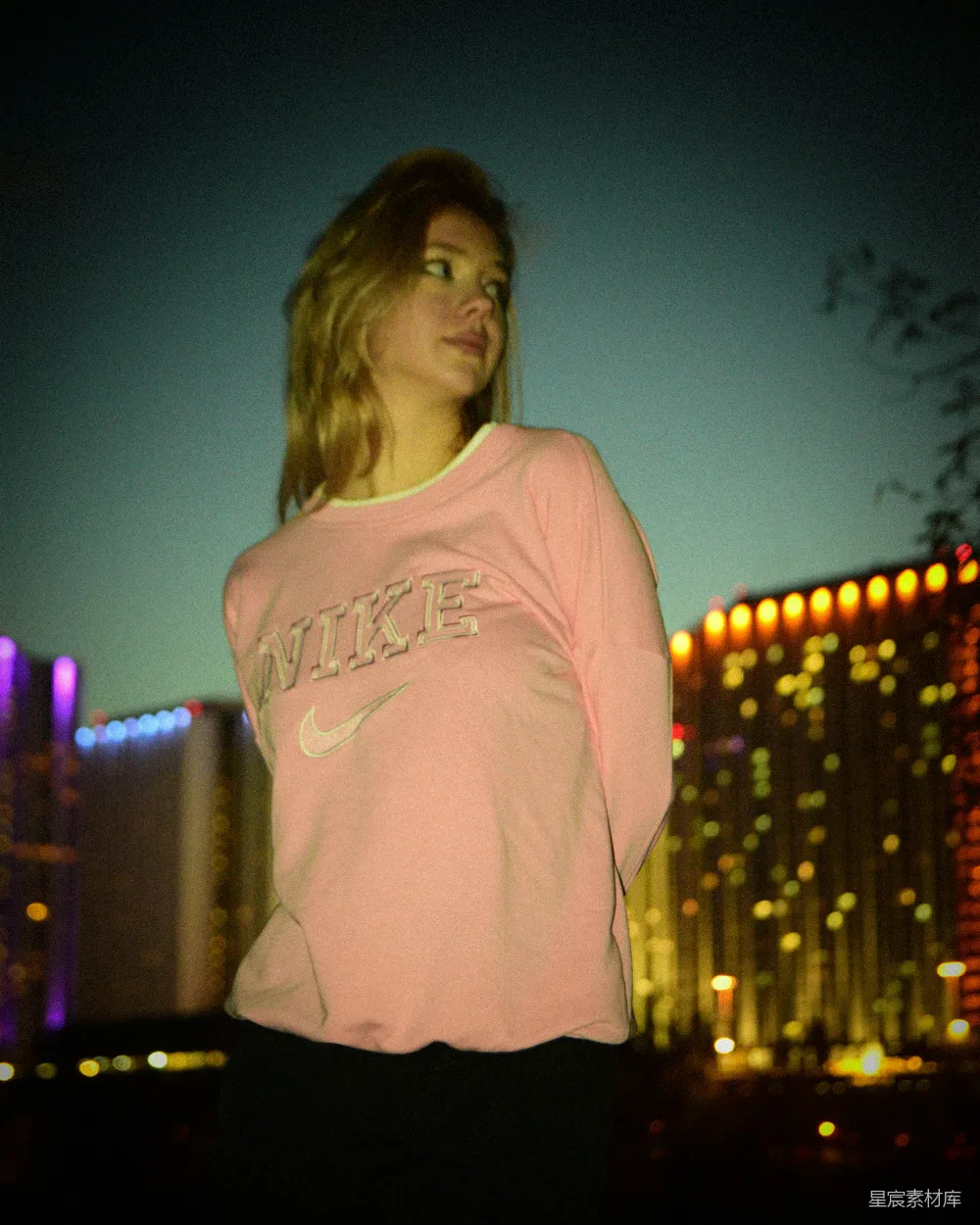 高清摄影 女性 运动衫 夜景 城市 休闲 夜晚城市中的粉色Nike运动衫