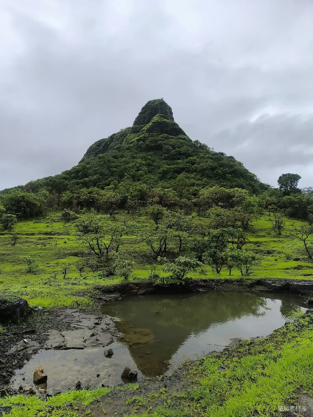 高清摄影 自然风光 山景 宁静 户外 风景 青山绿水，宁静的自然风光