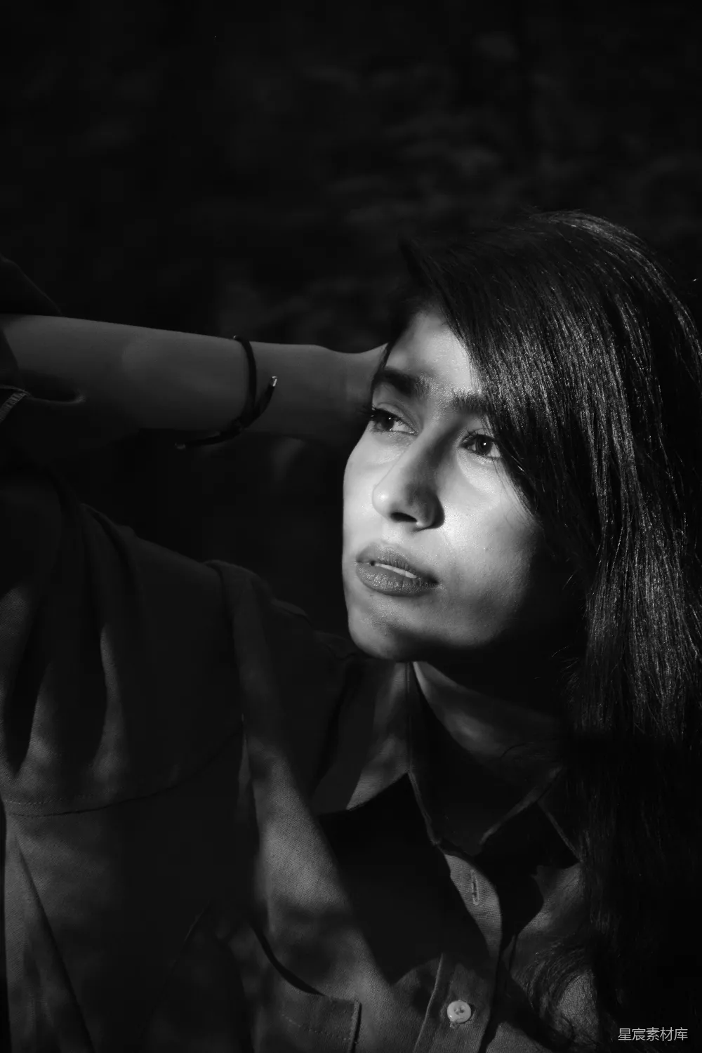 高清摄影 黑白色调 女性肖像 艺术摄影 情感表达 人像摄影 黑白色调的女性肖像