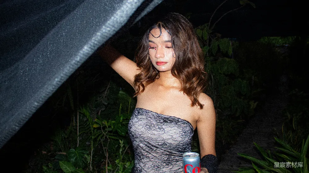 高清摄影 夜晚 时尚 女性 饮料 户外 夜色中的神秘女性