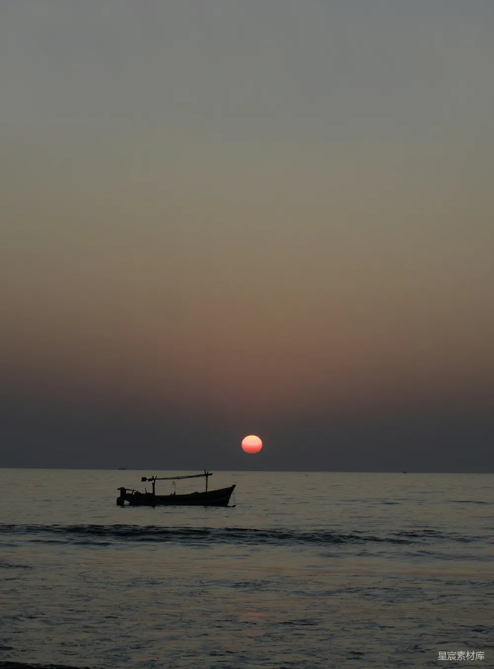高清摄影 夕阳 渔船 宁静 自然 海景 夕阳下的渔船