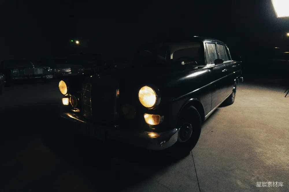 高清摄影 复古车 夜晚 怀旧 汽车 车库 昏暗车库中的复古车