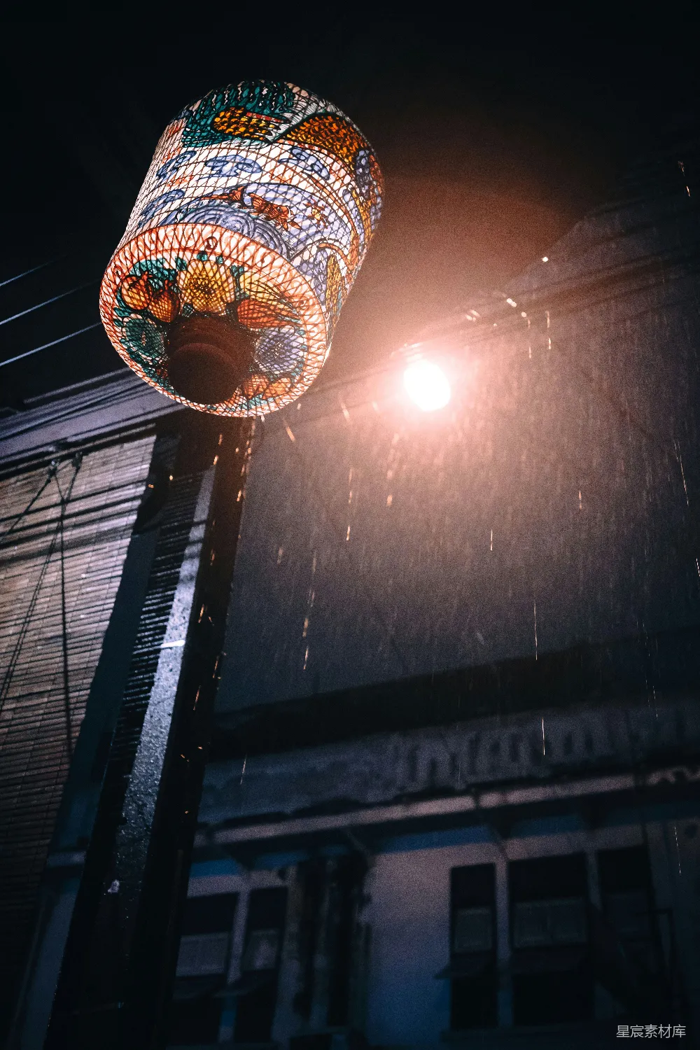 高清摄影 雨夜 传统灯笼 城市夜景 雨景 夜晚 雨夜下的传统灯笼