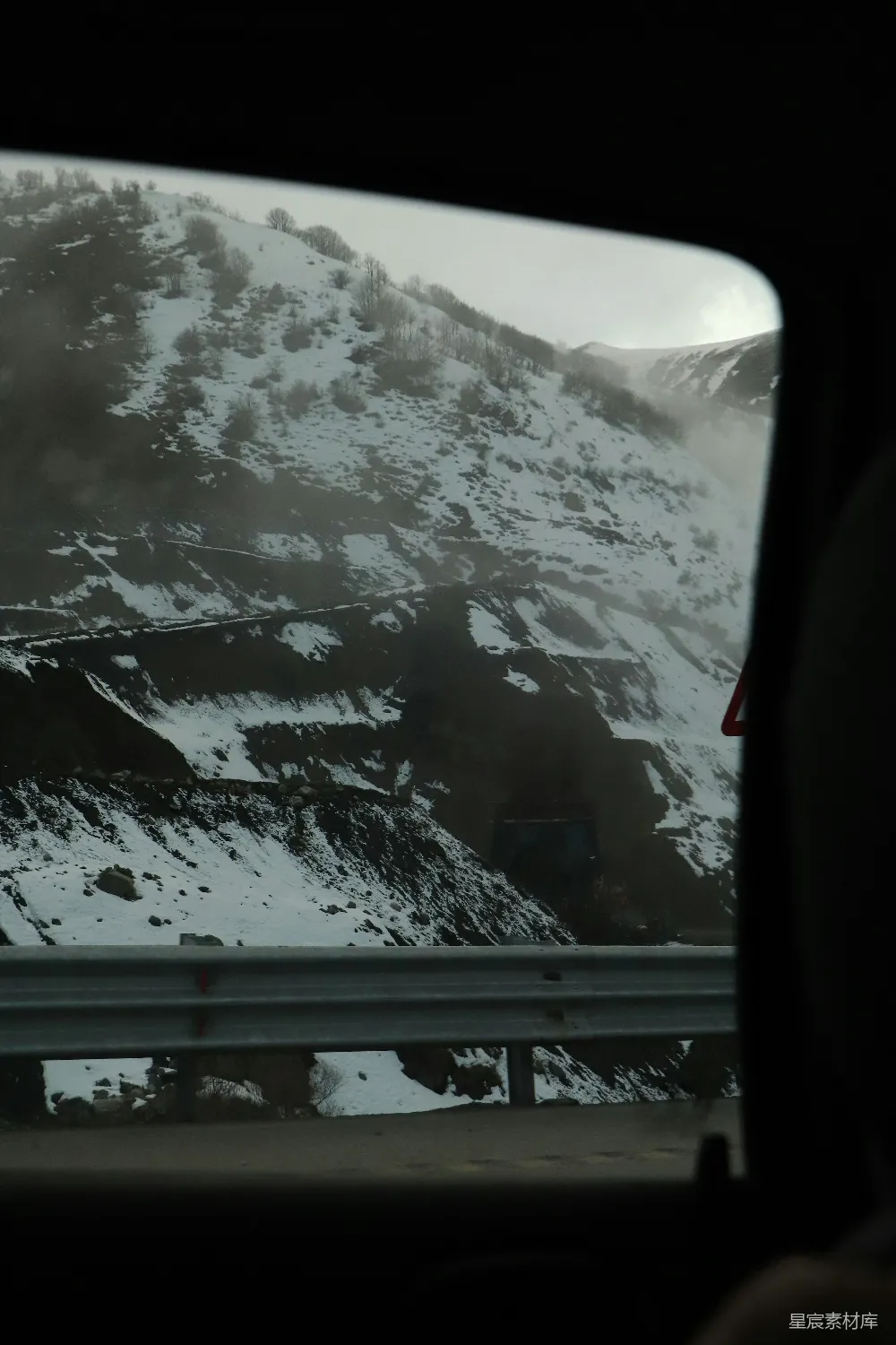 高清摄影 雪景 山路 车窗 旅行 自然 雪后山景车窗视角