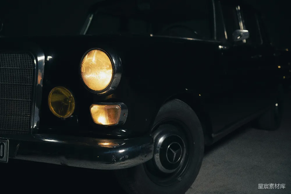 高清摄影 复古汽车 前灯 经典设计 夜晚 汽车 复古汽车的前灯特写