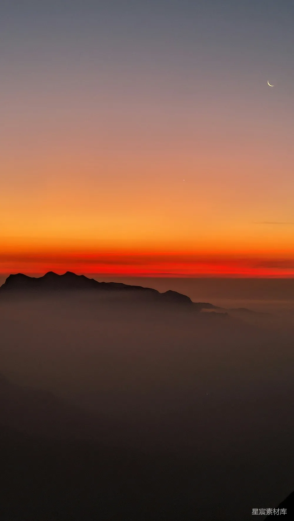 高清摄影 日出 山峦 晨光 新月 自然美景 晨曦中的山峦与新月