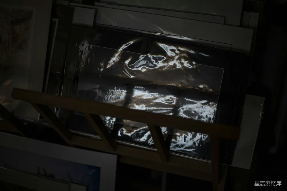 高清摄影 抽象艺术 暗色调 现代风格 展览 艺术作品 暗色调的抽象图像展示