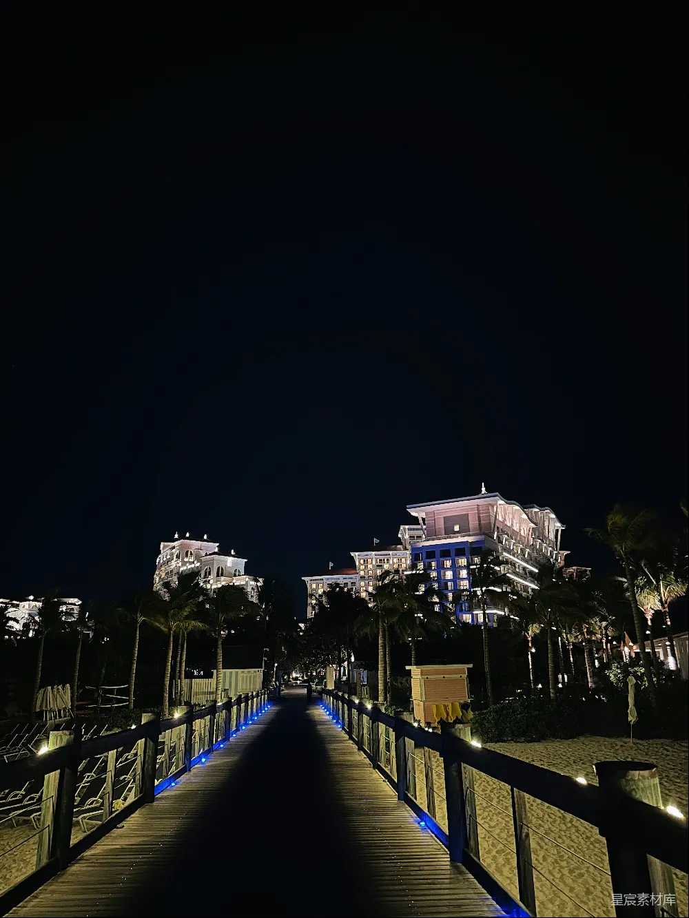 高清摄影 夜晚 步道 海边 建筑 休闲 夜幕下的海边步道