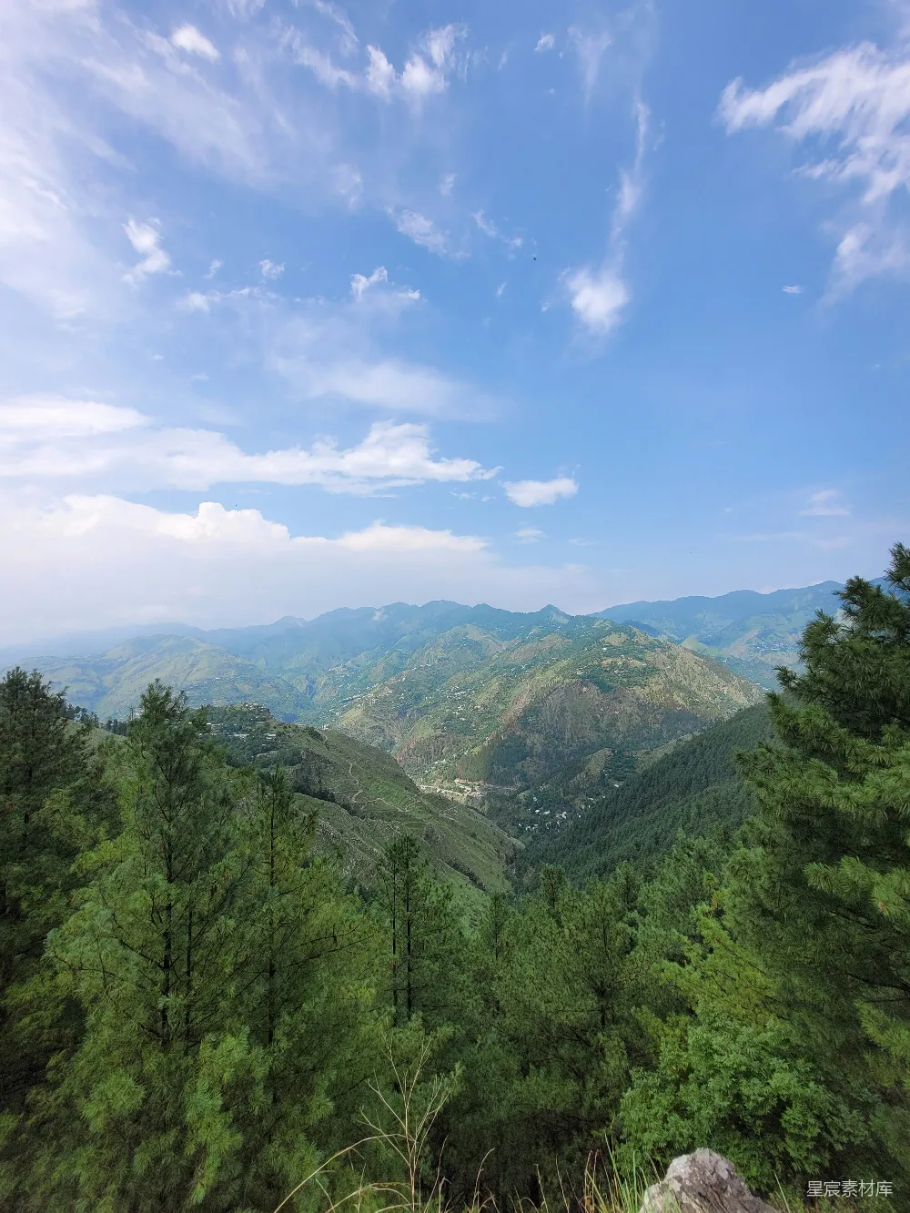 高清摄影 风景 自然 山脉 森林 户外 山间绿意与蓝天白云