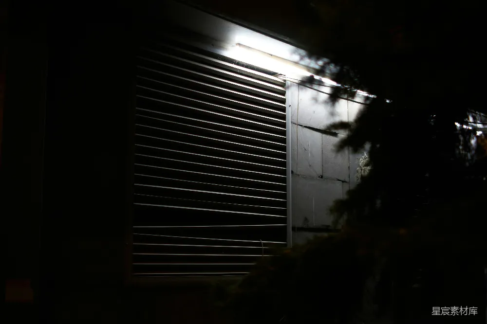 高清摄影 夜晚 窗户 灯光 冷色调 宁静 夜晚的窗户与灯光