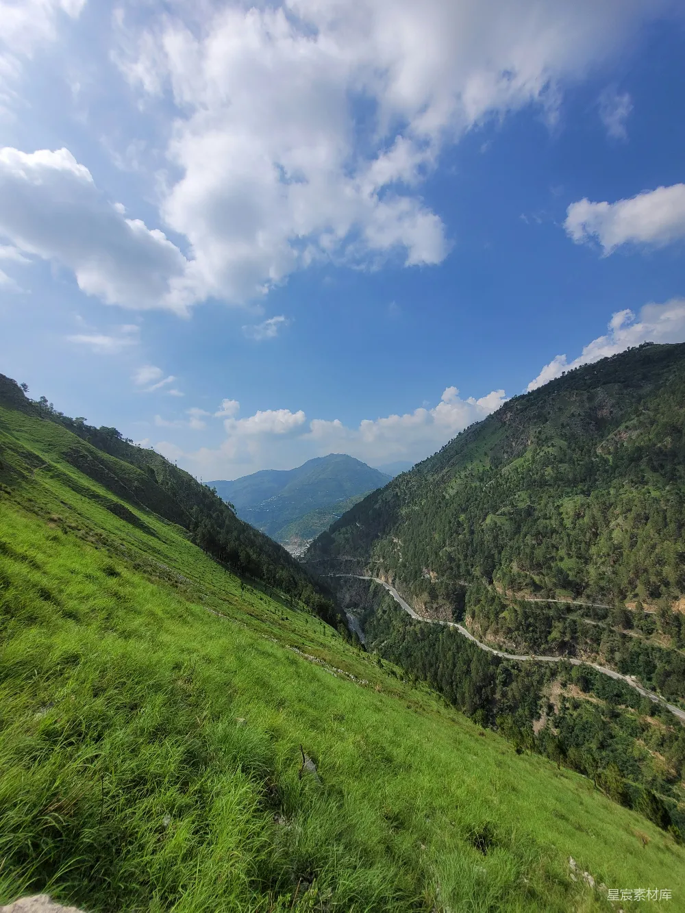 高清摄影 山谷 自然风光 蜿蜒小路 清新 户外 山谷间的蜿蜒小路