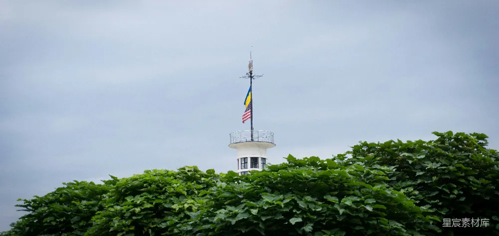 高清摄影 塔楼 旗帜 天空 自然 旅游 塔顶的旗帜与天空