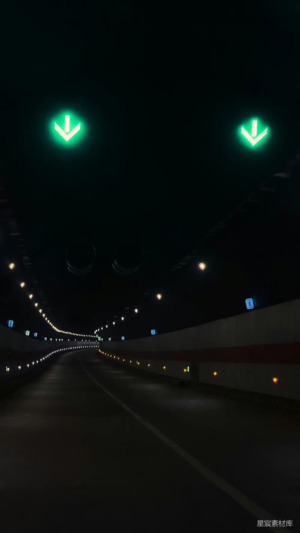 高清摄影 隧道 夜景 交通信号 方向指示 城市景观 隧道绿灯指引