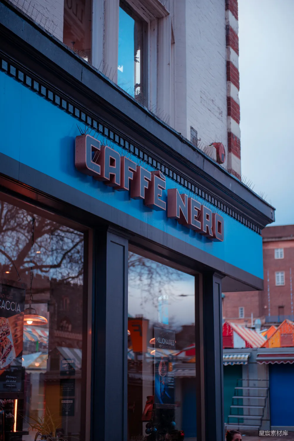 高清摄影 咖啡店 都市夜晚 建筑外景 城市景观 餐饮 Caffè Nero咖啡店的夜晚
