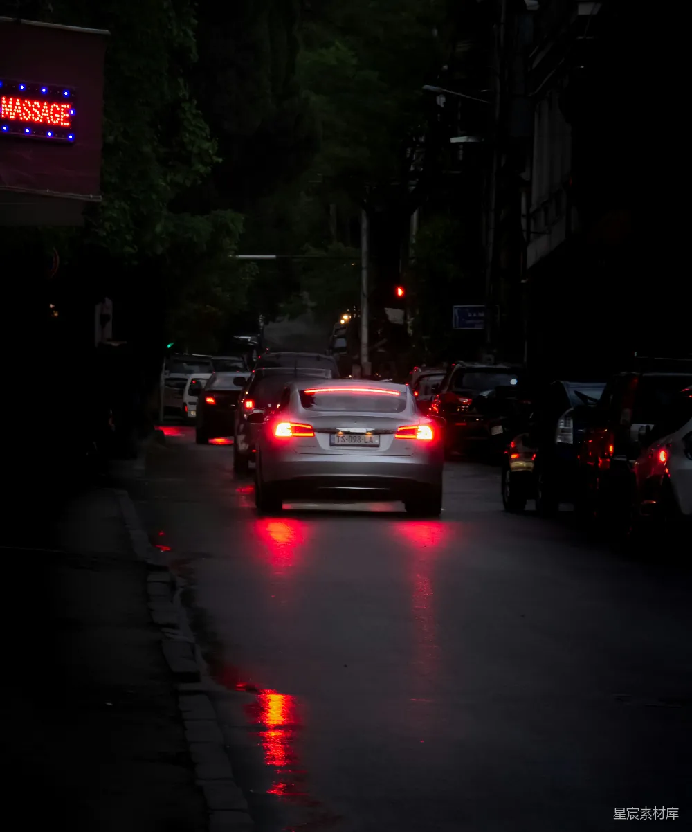高清摄影 城市 夜间 交通 雨景 车流 雨夜街道上的车流