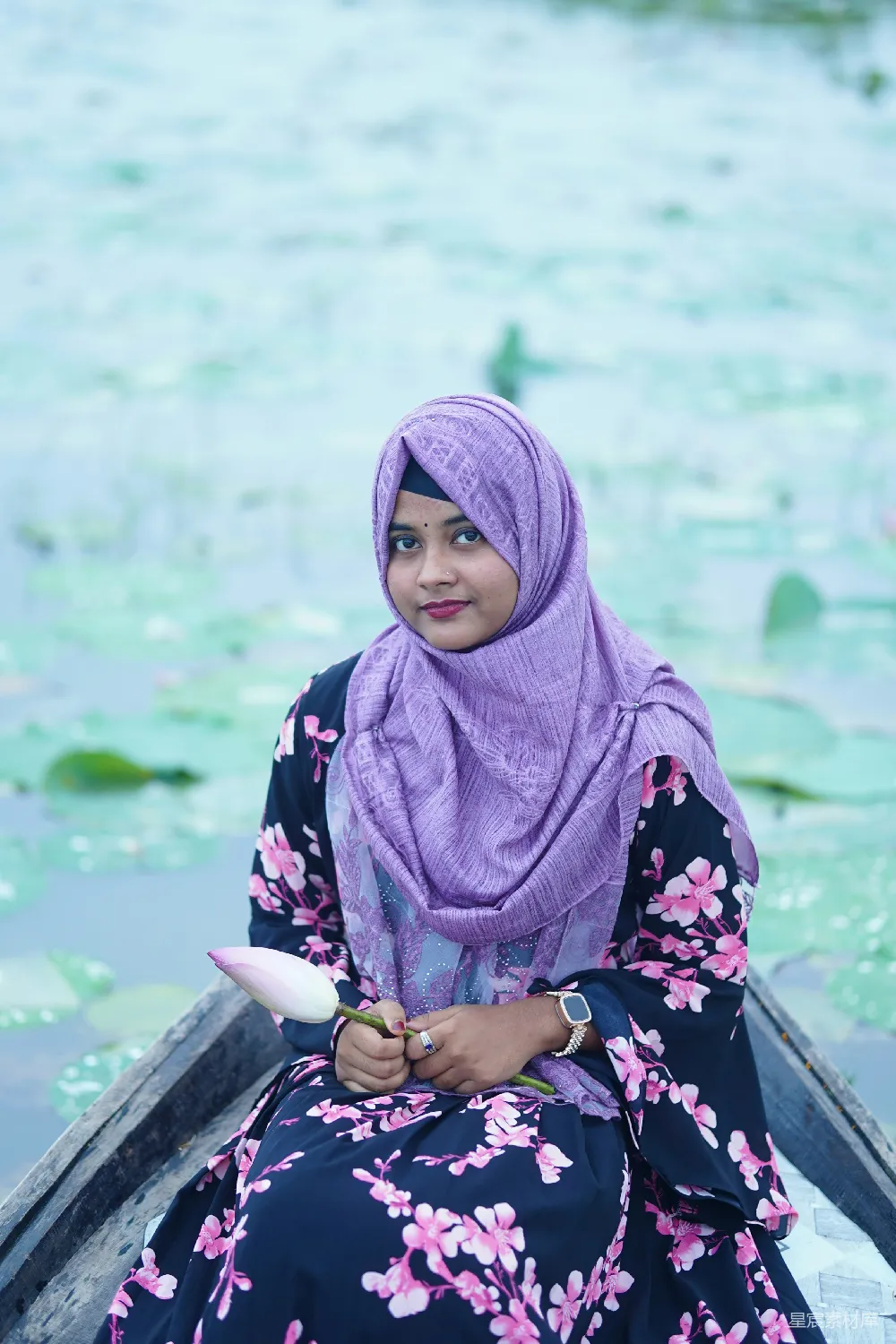 高清摄影 湖畔 紫色 花海 女性 自然 湖畔的紫色花海