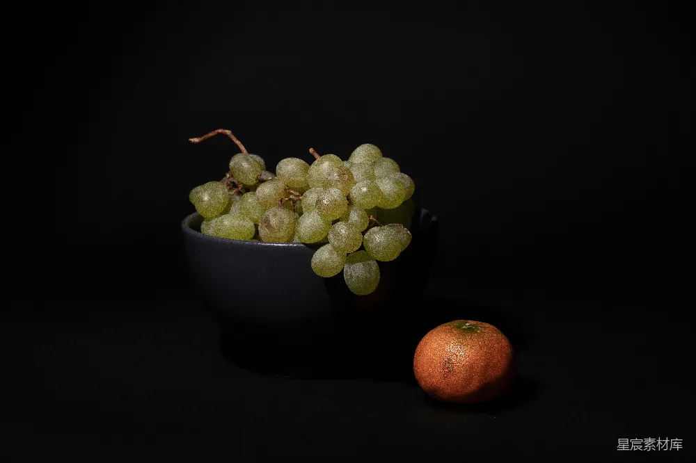 高清摄影 静物摄影 水果 对比 简约 黑暗 静物摄影：葡萄与橙子