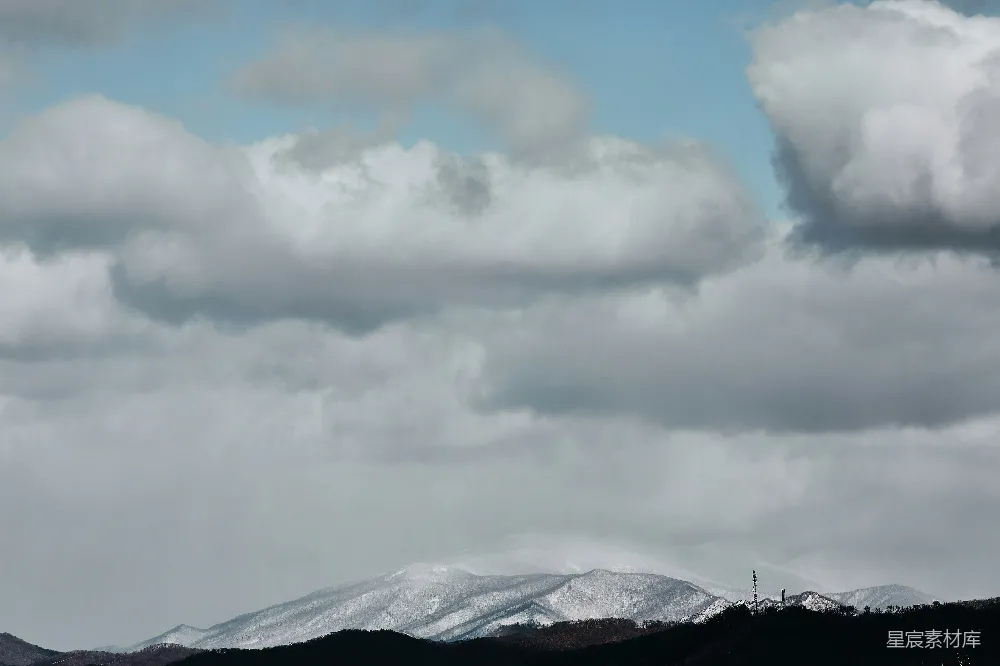高清摄影 雪山 云层 自然风光 摄影 户外 云海中的雪山