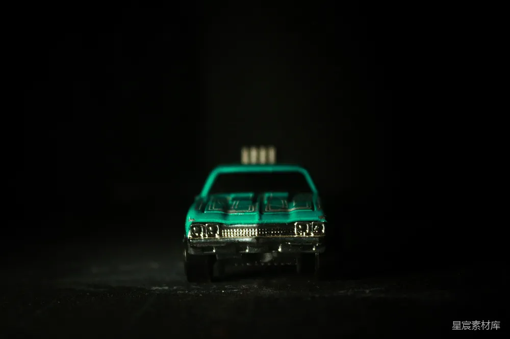高清摄影 复古玩具 夜景 汽车模型 黑暗背景 怀旧 夜色中的复古玩具车