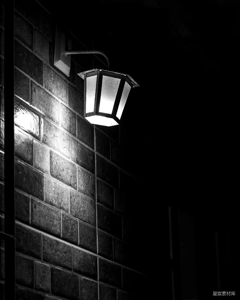 高清摄影 砖墙 路灯 对比 阴郁 夜晚 昏暗中的砖墙与路灯