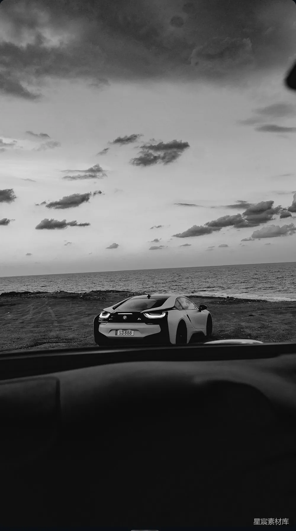 高清摄影 海岸线 黑白滤镜 跑车 旅行 自然 海岸边的黑白车影