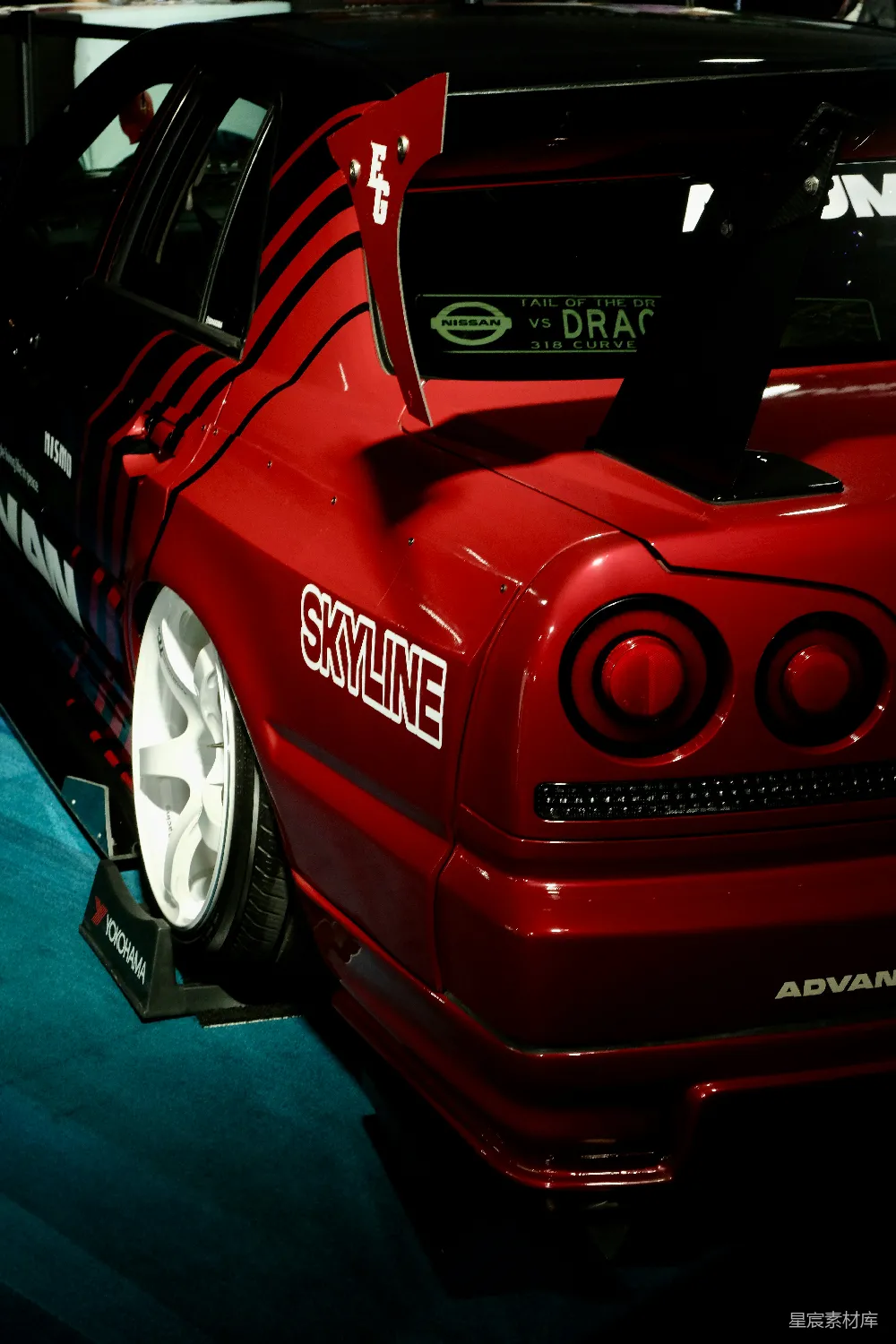 高清摄影 赛车 红色 日产 尾灯 赛道 红色日产Skyline GT-R尾部特写
