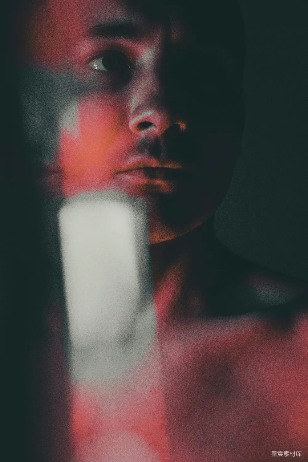 高清摄影 红光 神秘 人物 光影效果 情感表达 红光下的神秘人物