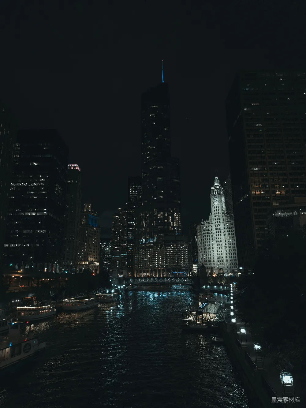 高清摄影 芝加哥 夜景 城市天际线 河畔 现代建筑 芝加哥夜景下的城市天际线