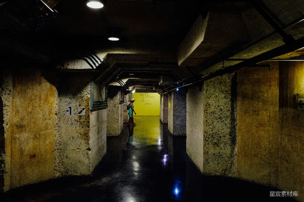 高清摄影 地下通道 人行道 建筑内部 昏暗 工业风格 地下走廊的宁静时刻