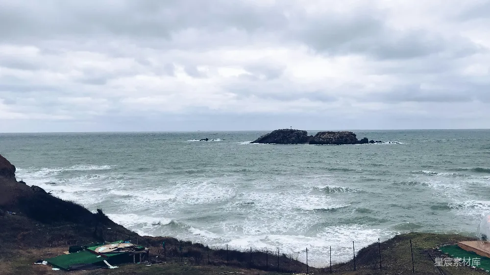 高清摄影 海岸线 自然风光 海洋 阴天 旅行 风雨中的海岸线