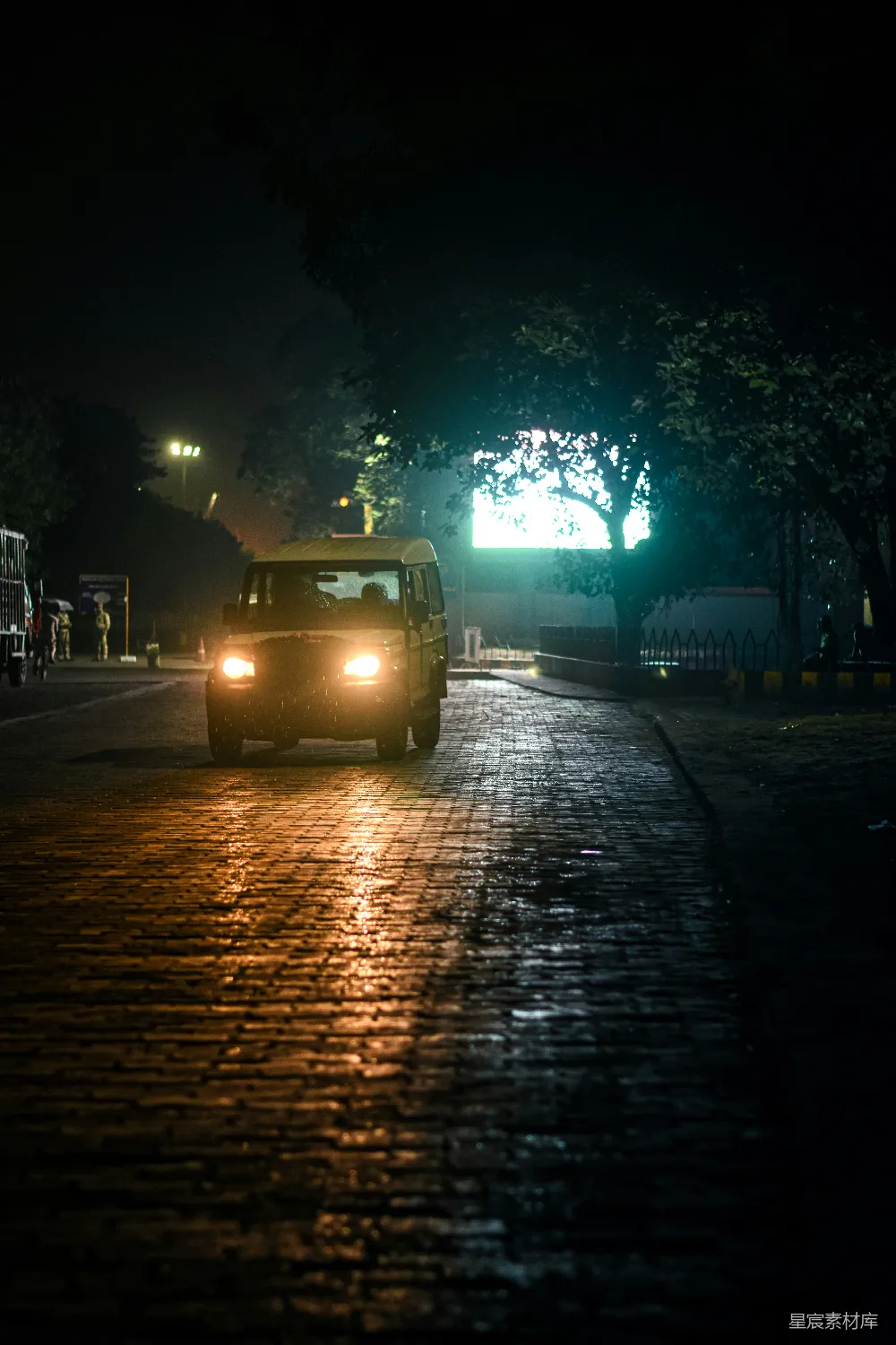 高清摄影 夜间 砖路 车辆 路灯 宁静 夜幕下的砖路与车影