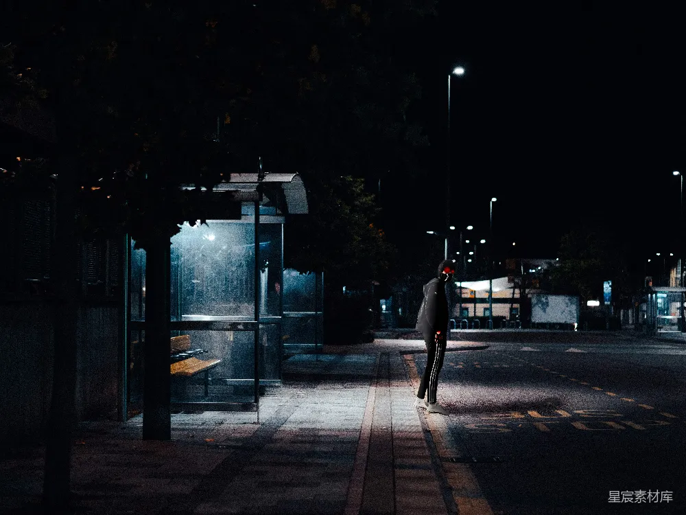 高清摄影 夜晚 孤独 都市 神秘 等待 夜色中的孤独旅行者