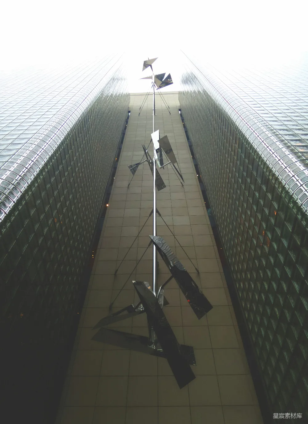 高清摄影 建筑 艺术 城市 现代 雕塑 摩天大楼下的艺术装置