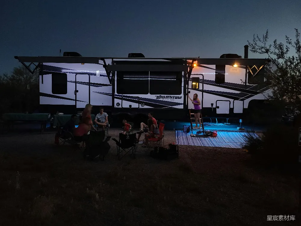 高清摄影 露营 房车 夜晚 家庭活动 户外 夜晚露营活动：房车与家人时光