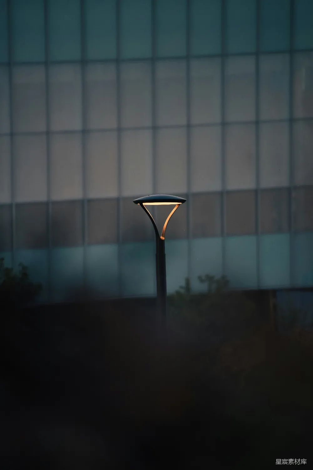 高清摄影 路灯 夜晚 建筑背景 城市景观 静谧 街灯下的静谧