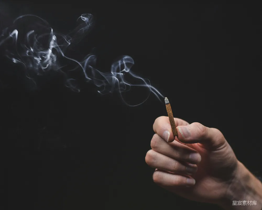 高清摄影 香烟 烟雾 手 黑暗背景 放松 点燃的香烟