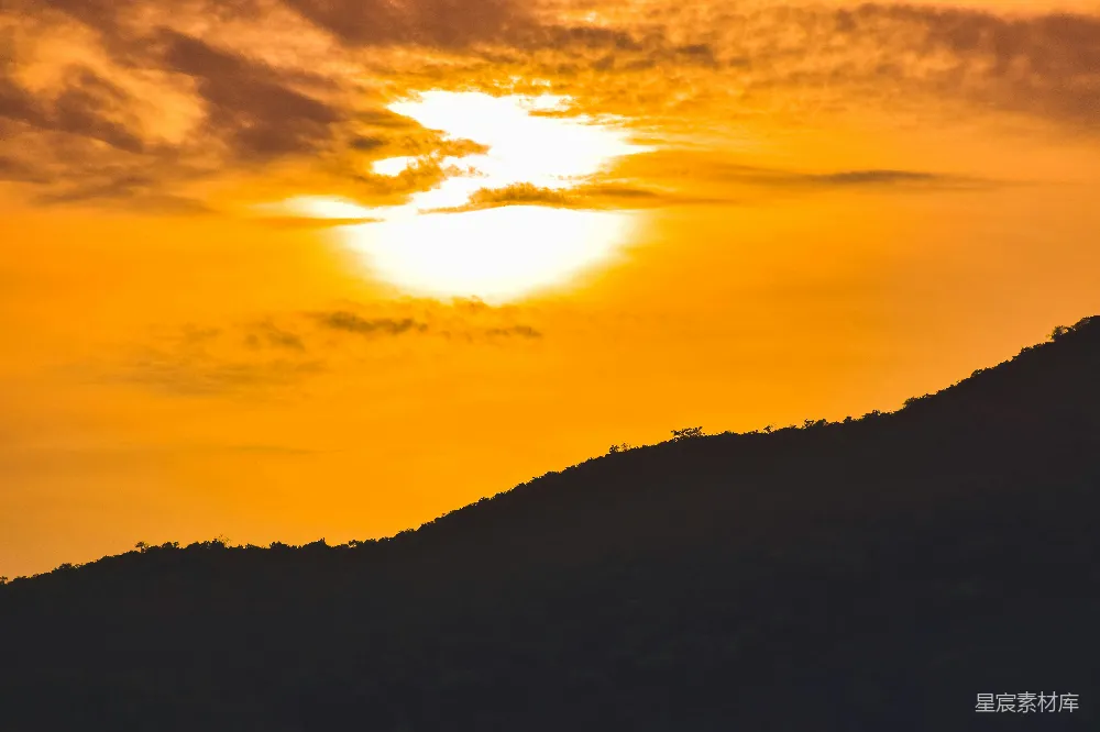 高清摄影 日落 山景 自然 宁静 黄昏 山间夕阳