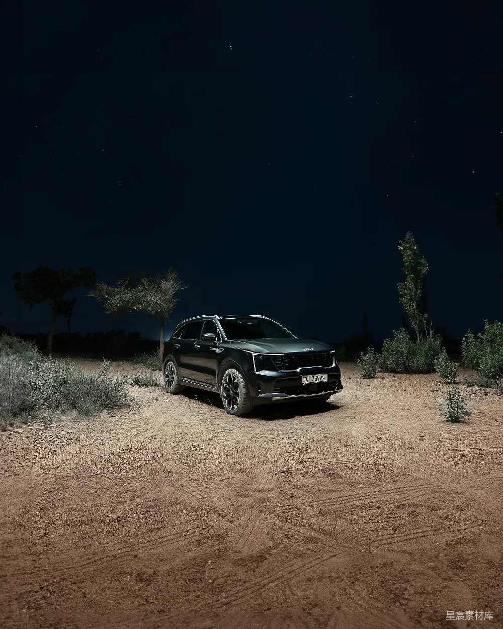 高清摄影 SUV 夜景 城市与自然 户外探险 现代科技 夜幕下的SUV：城市与自然的完美结合