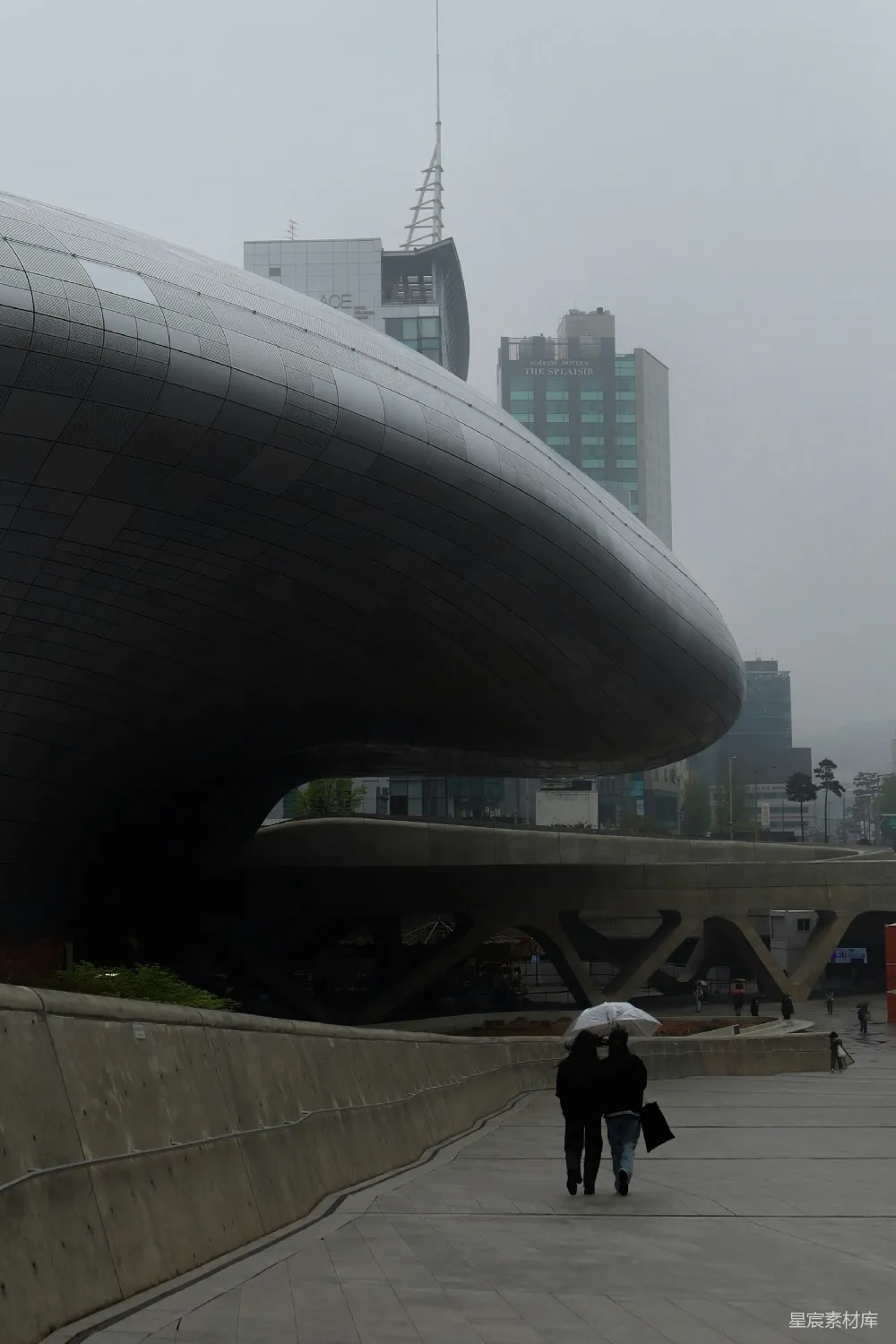 高清摄影 现代建筑 城市景观 雨天 行人 艺术氛围 现代建筑与雨中行人