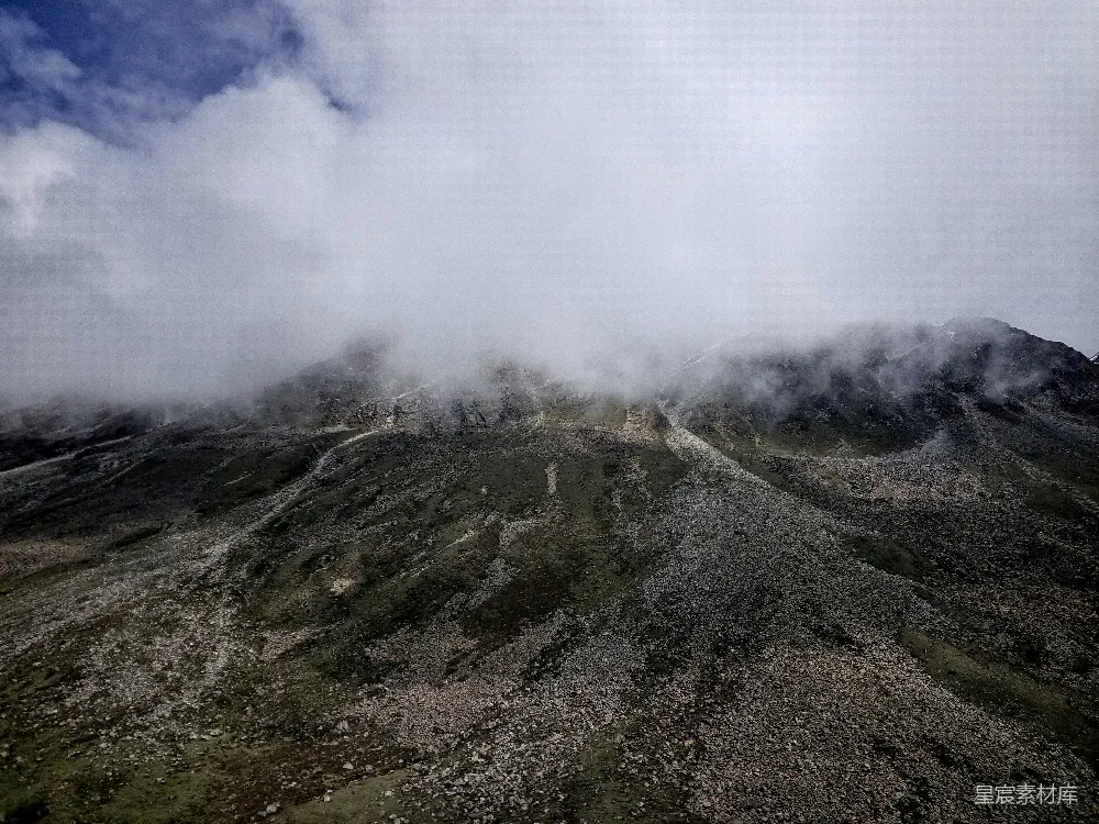 高清摄影 山峰 云雾 自然风光 户外探险 登山 云雾缭绕的山峰