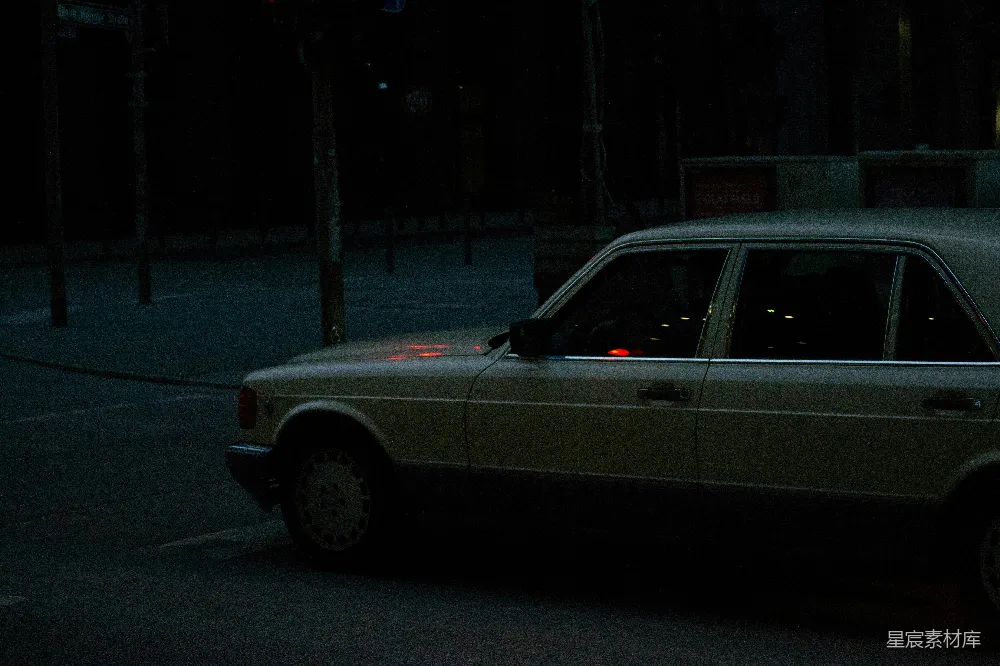 高清摄影 夜景 复古汽车 城市氛围 怀旧风格 夜晚 夜色中的复古轿车
