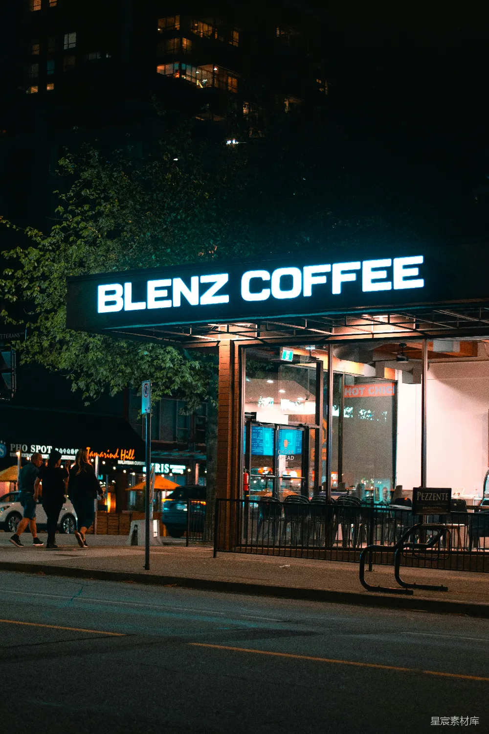 高清摄影 咖啡店 夜晚 城市 霓虹灯 休闲 夜晚霓虹下的Blenz Coffee