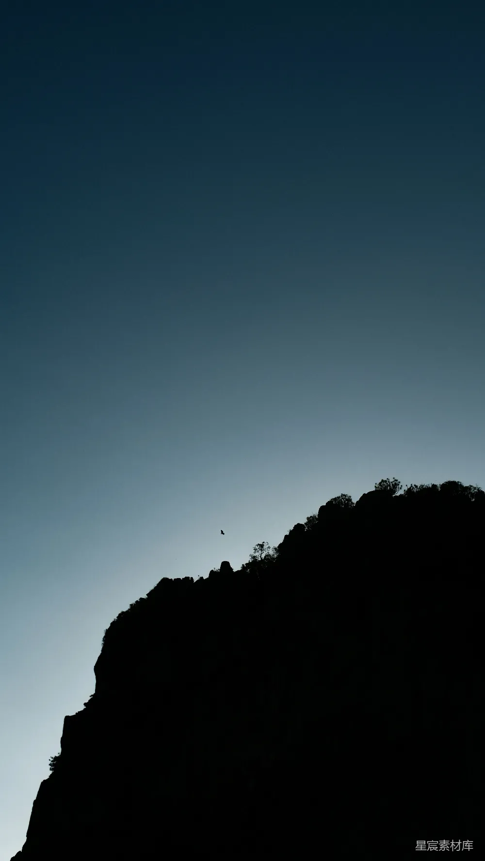 高清摄影 山峰 孤独 天空 自然 风景 山巅的孤独之鹰