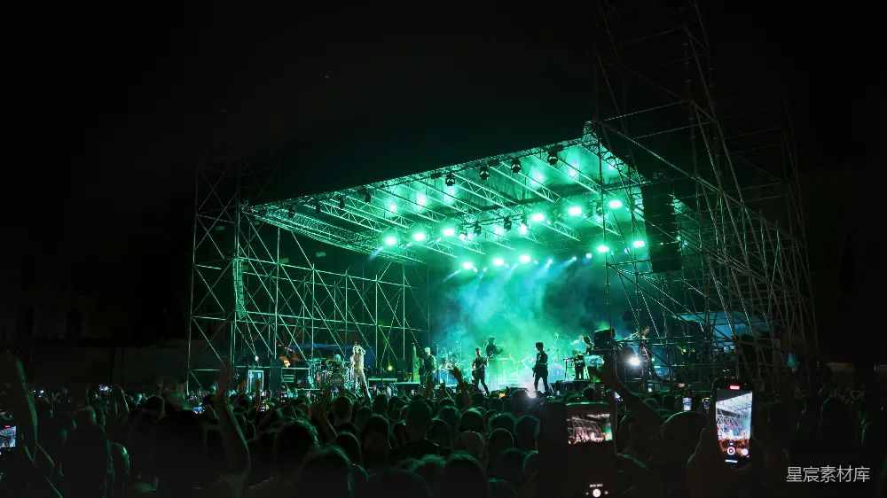 高清摄影 音乐会 摇滚 现场演出 夜景 观众 绿光下的摇滚之夜