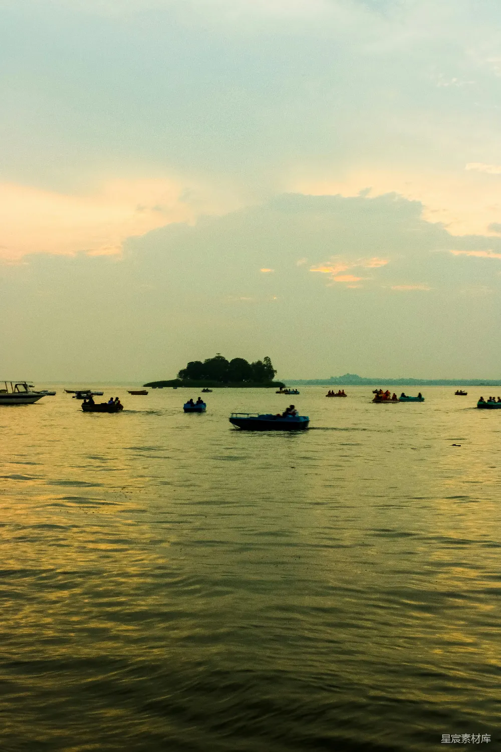 高清摄影 自然风光 日落 宁静 湖景 休闲 夕阳下的宁静湖面