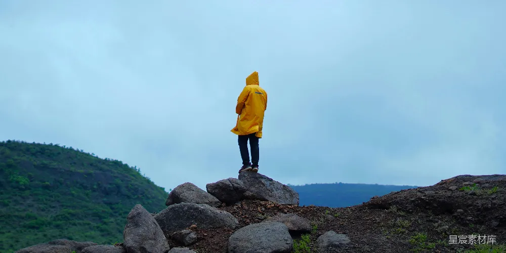 高清摄影 孤独 自然 户外 旅行 风景 雨中独行者