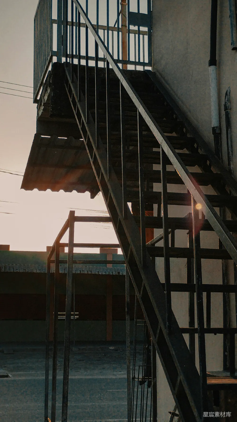 高清摄影 工业风格 夕阳 梯阶 建筑元素 城市风景 夕阳下的工业梯阶