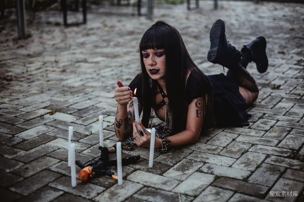 高清摄影 神秘 仪式 蜡烛 户外 时尚 点燃蜡烛的神秘女性