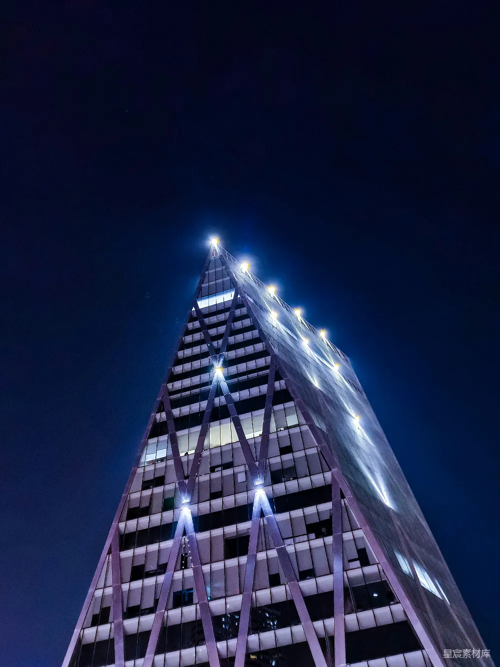 高清摄影 夜景 建筑 灯光 现代 城市 夜空下的金字塔大楼